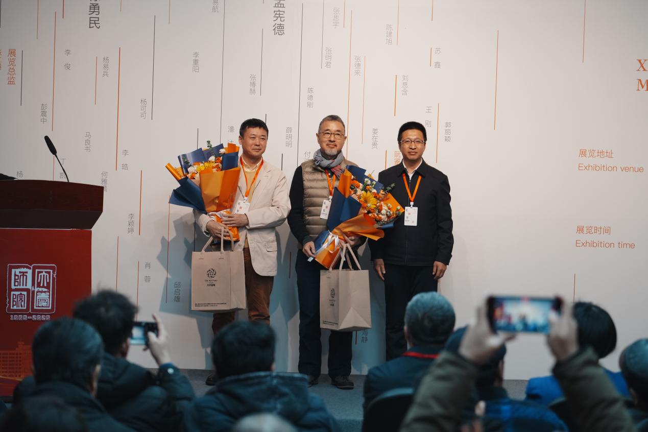 中文字幕日韩精品有码视频-久久免费区一区二区三波多野-中文字幕人妻A片免费看-精品视频一区二区在线看-好男人在线社区WWW校长张平教授上台，向两位教授赠送一份来自大庆的特别纪念礼物